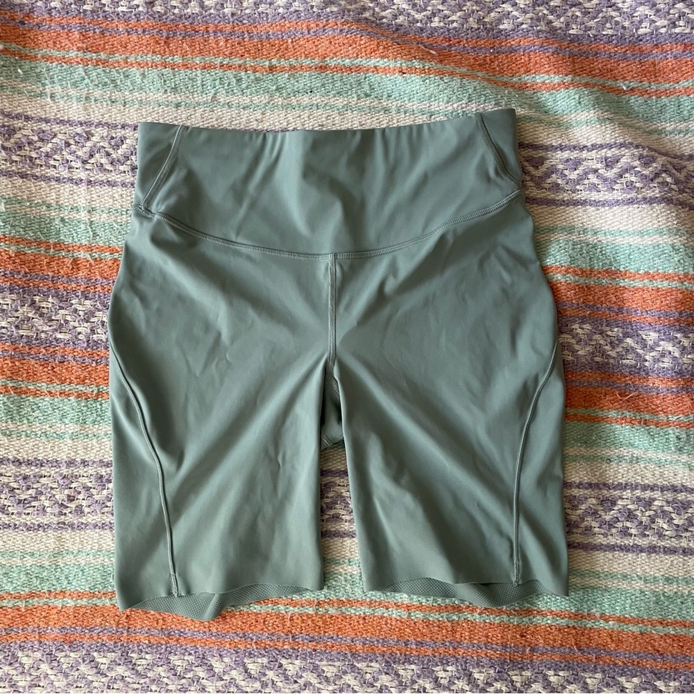 Lululemon Dusty Blue Bike Shorts Size 10 Large GUC